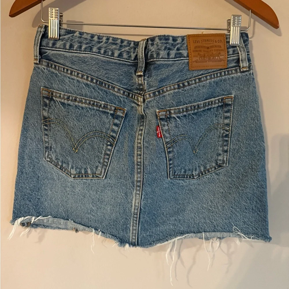 Levis Premium Icon Skirt Denim Mini Raw Hem Blue 25‎ - Picture 2 of 4
